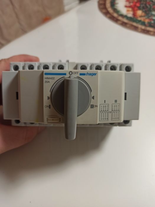 Перемикач модульний трьохпозиційний для генераторів 20А Hager