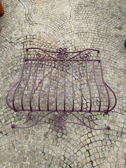 Grades de janelas em ferro de cor bordô