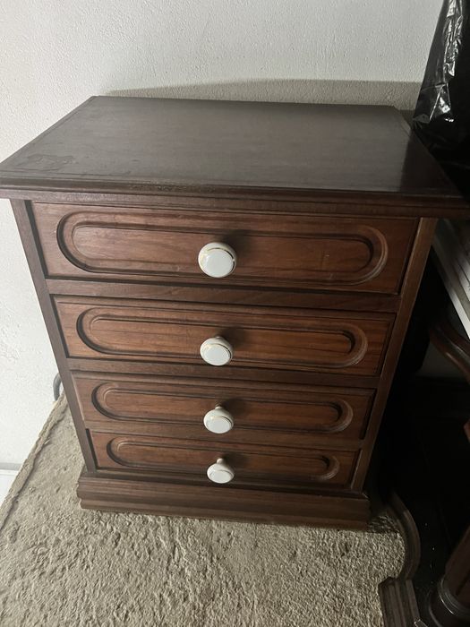 Mesa de cabeceira e mesa de centro