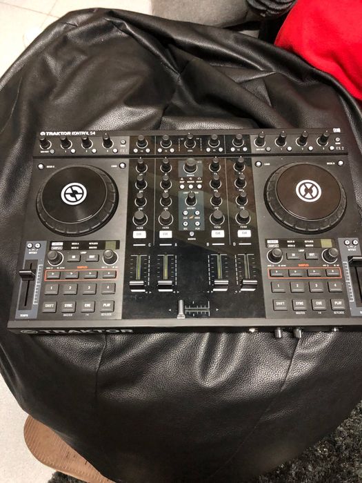 Controlador de Dj traktor kontrol S4