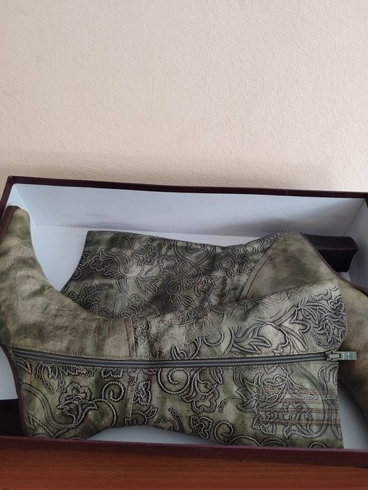 Нові шкіряні черевики