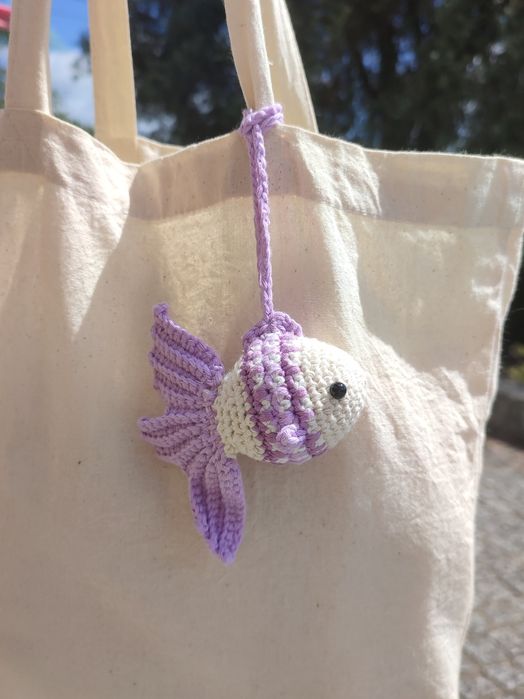 Pendente de crochet com peixe lilás para pendurar