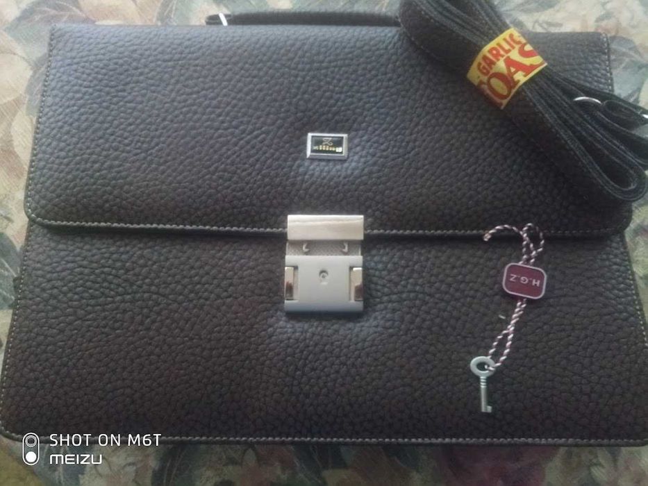 Чоловічий портфель з якісної шкіри з вираженою фактурою