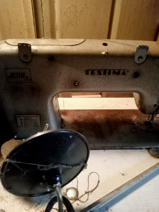 Промислова швейна машинка