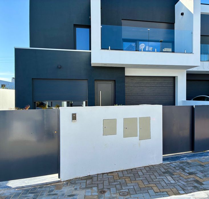 Moradia T3+1 nova, com piscina em Samora Correia