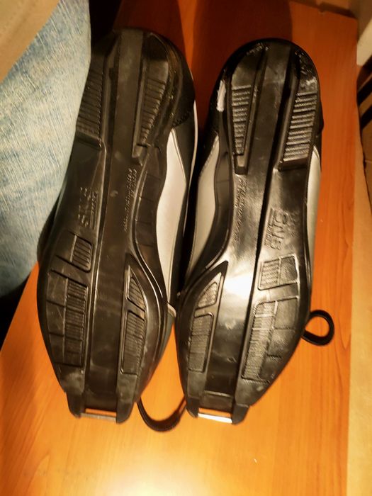 Лыжные ботинки. .