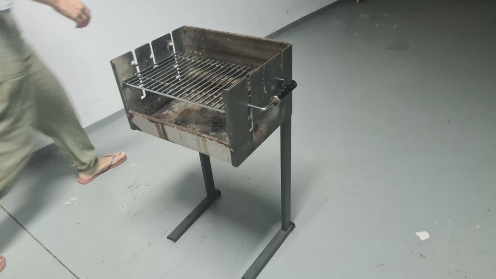Churrasqueira grelhador a carvão com grelha