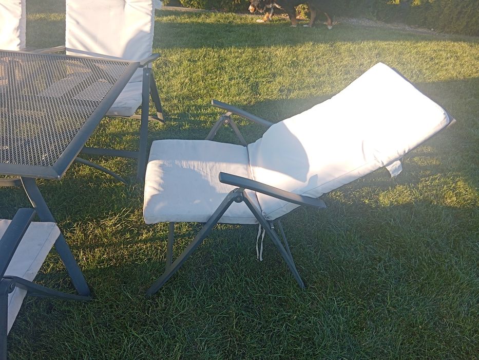 Stól i sześć krzeseł