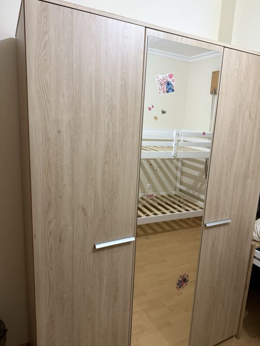 Roupeiro com espelho