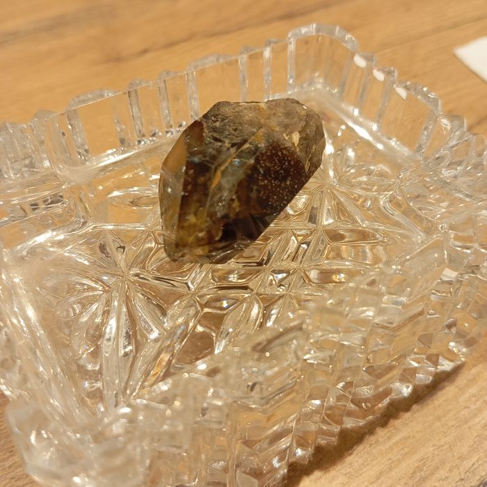 Cyrkon, minerał, kryształ.