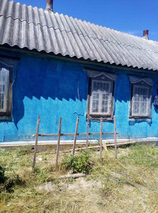 Земельна ділянка з хатиною