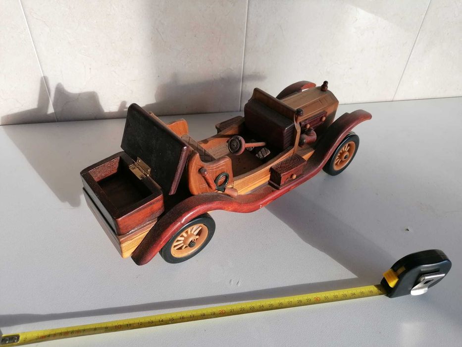Carro antigo em madeira maciça
