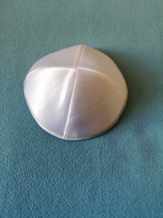 Judaiki- Kipa biała z podszewką, błyszcząca, z Izraela.