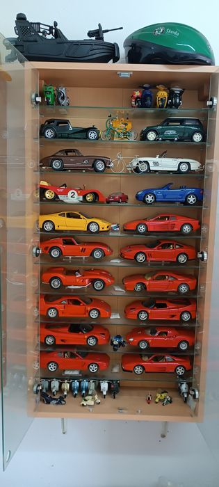 Coleção de Miniaturas de Carros 1:18 + Scooters – Ferrari, Jaguar, Clássicos e Competição