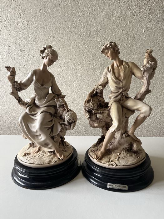 Conjunto duas estatuetas campestres em marfinite