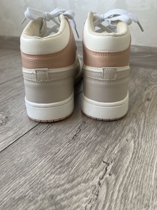 Кросівки ( високі) жіночі