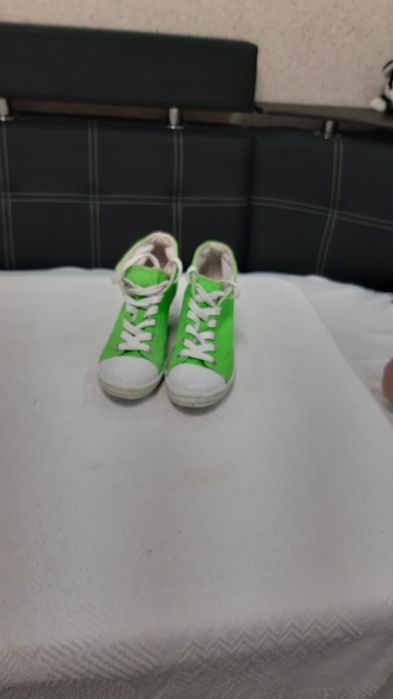 Продам две пары женских кед