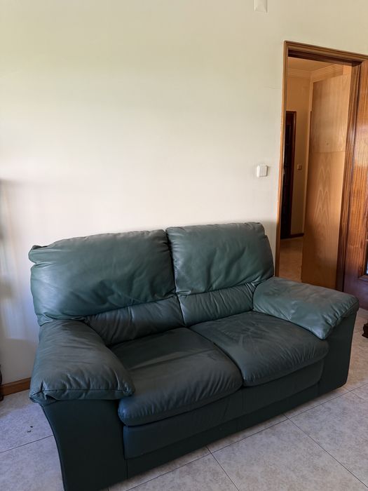 Sofá pele de 2 Lugares – (2 Disponíveis)