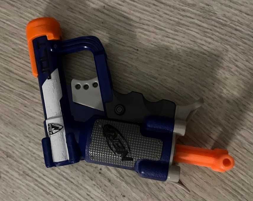 Lote Nerf + 3 pistolas MicroShots + caixa com dardos - 15€