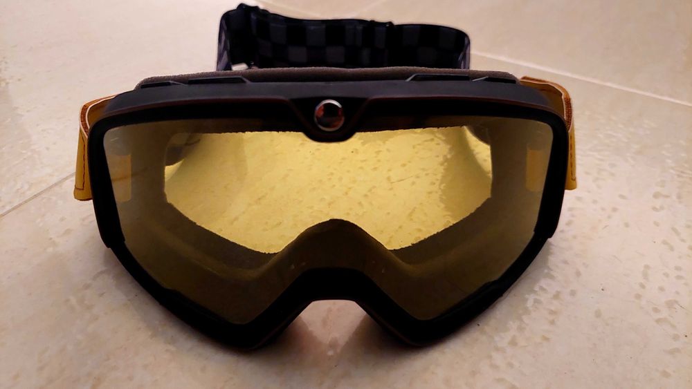 Vendo óculos motard várias cores disponíveis.