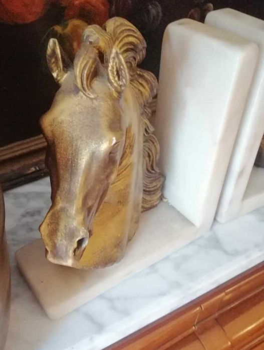 Antigo cerra livros em mármore "Cavalos" pintados à mão