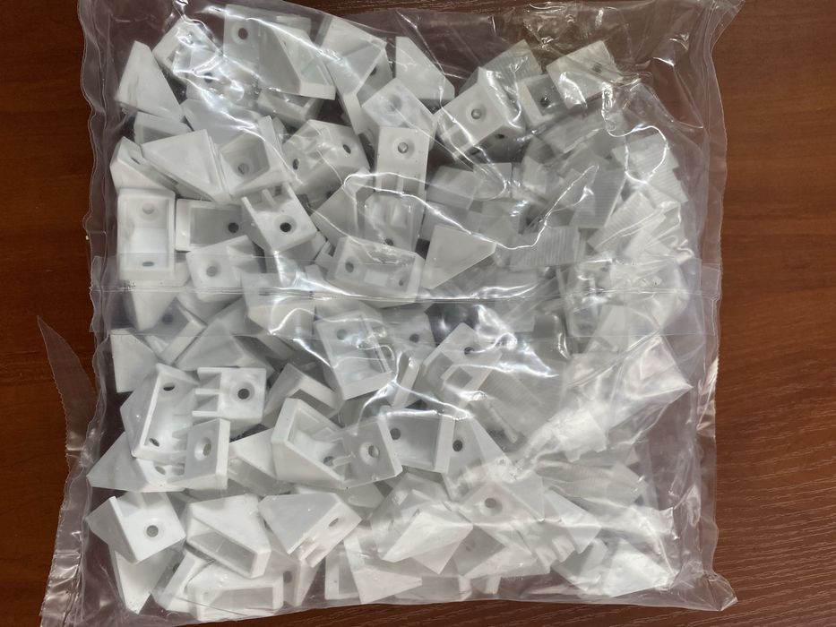 Kątownik meblowy plastikowy