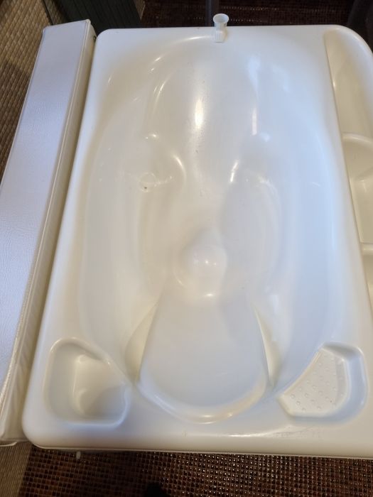 Banheira de Bebé com Muda Fraldas
