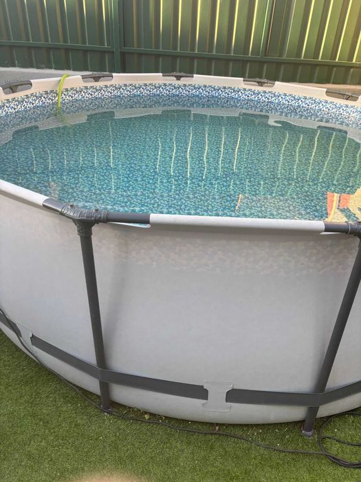 Vendo piscina  Comprada este Verão