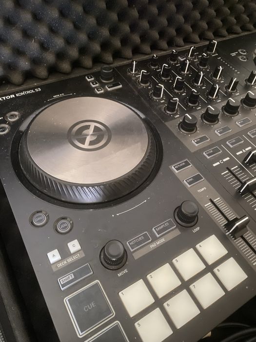 Controlador DJ Native Intruments Traktor S3 da Native Instruments com mala de transporte UDG