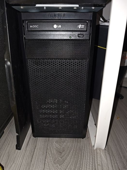 Fractal i5 7600K 12gb Gigabyte RX 570 OC 4gb SSD + HDD Bequiet Gold