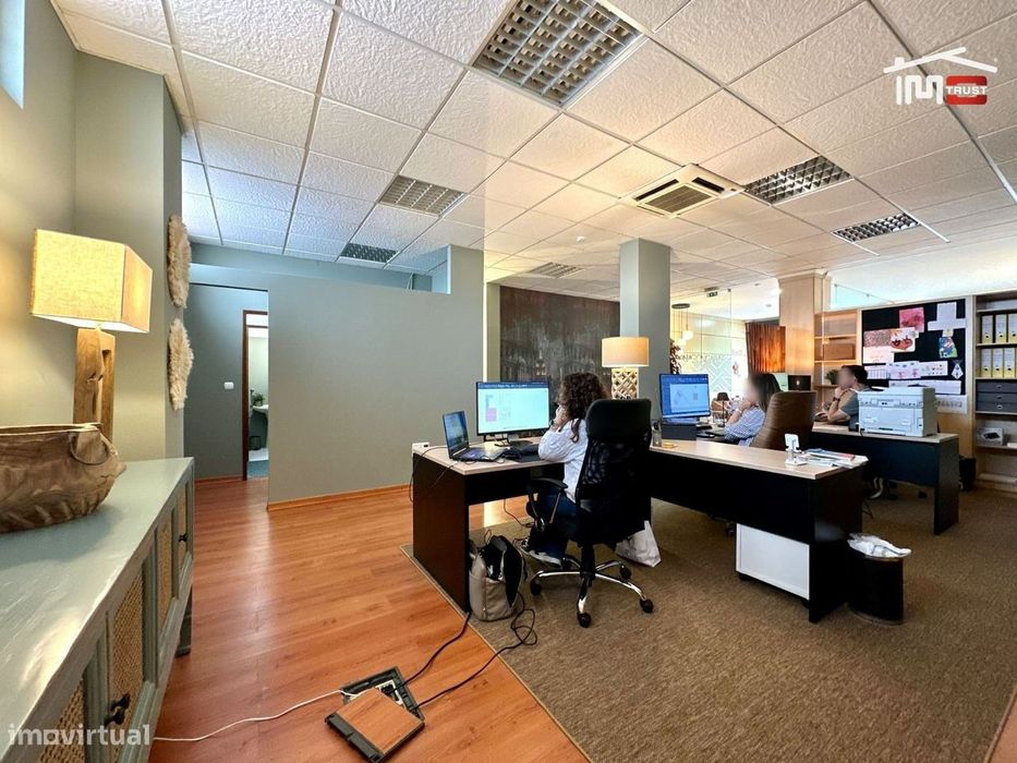 Fantástica Loja com 2 Pisos com 260m2 de área total