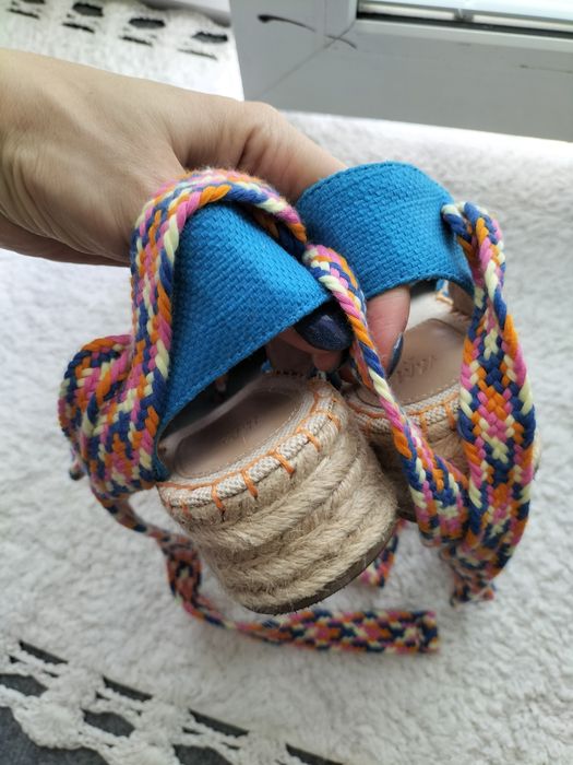 Świetne unikatowe espadryle z haftem i wiązaniem wokół kostki paris