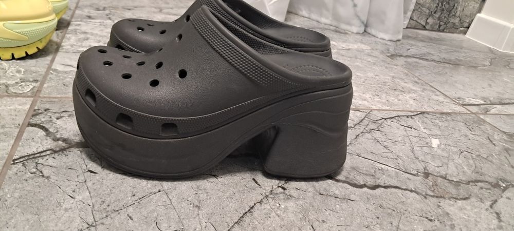 Crocs na platformie