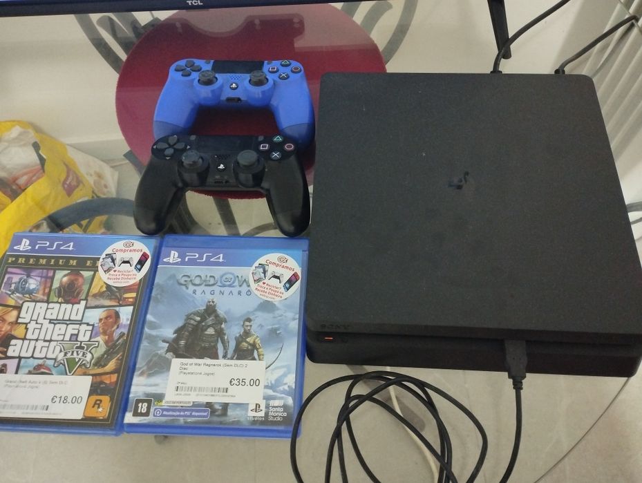 Vendo PS4 em ótimo estado,com dois comandos e dois jogos