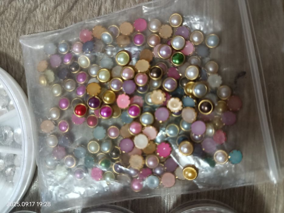 Стрази, глітер, гель -лак, фольга