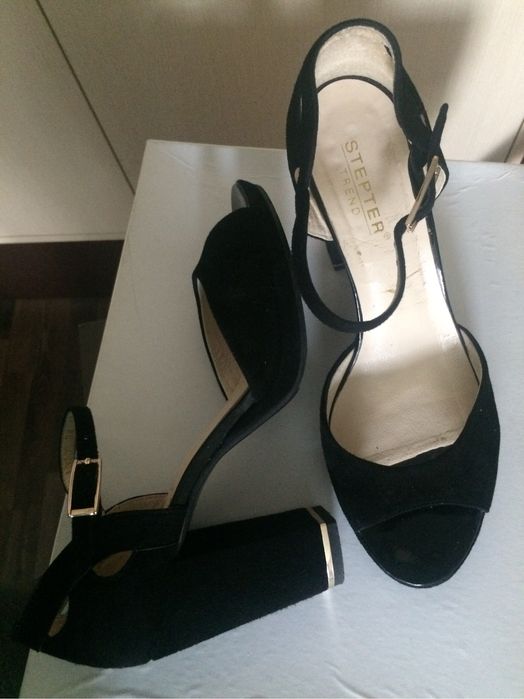 Босоніжки на каблуку (38 розмір)