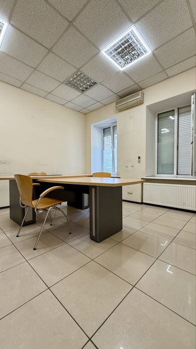 Продаж квартири  85 м² Київ, вул. Німецька 3  метро Палац Україна 1 поверх 4 кабінети Ремонт  Центр  Під офіс, салон, студію