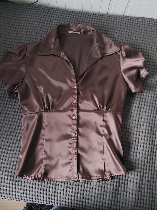 Camisa castanha, tipo cetin