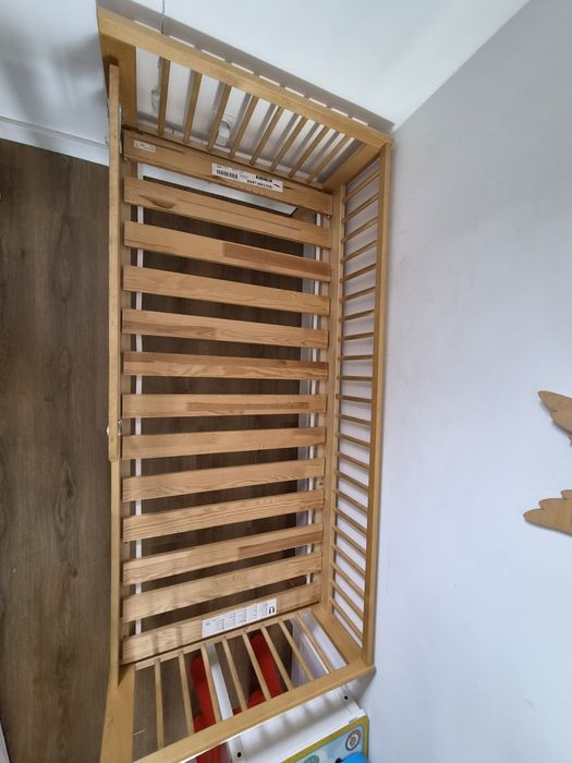 Łóżko pojedyncze drewniane