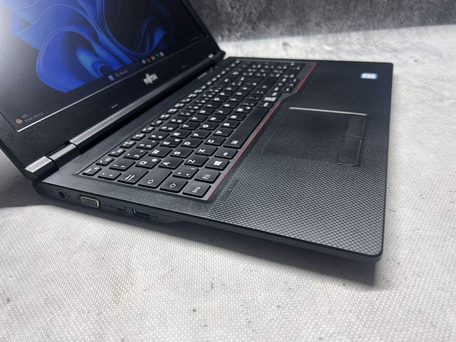 Fujitsu / i5 8265u 3.9GHz / 16GB DDR4 / 512 SSD / 15.6 FHD / W11 Pro