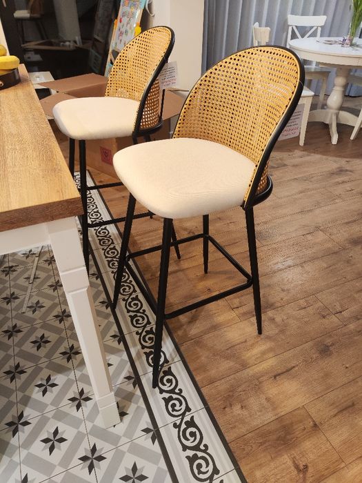 Wysokie krzesła, hokery