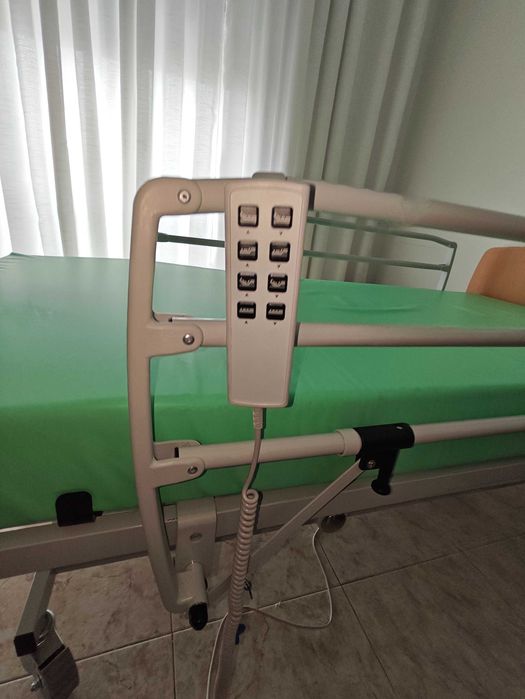 Cama Hospitalar Articulada Elétrica com Comando + Colchão – Como Nova