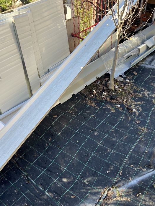 Restos de obras tijolos abobadilhas e chapa sandwich