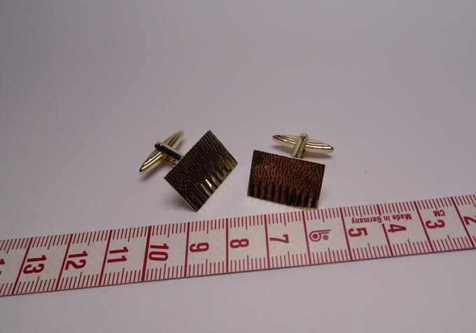 Złote spinki ciekawe prostokątne ozdoby vintage.