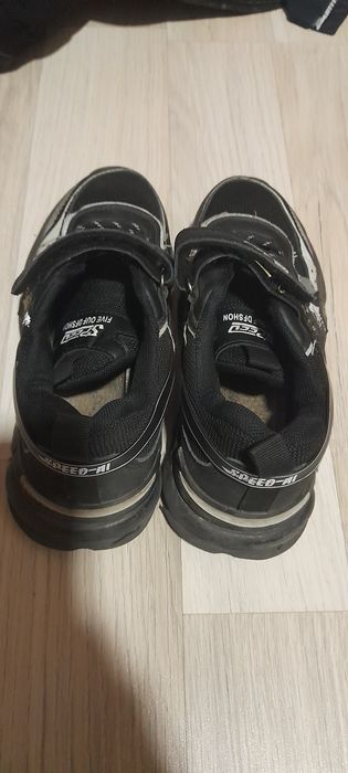 Кросівки на хлопчика дві пари