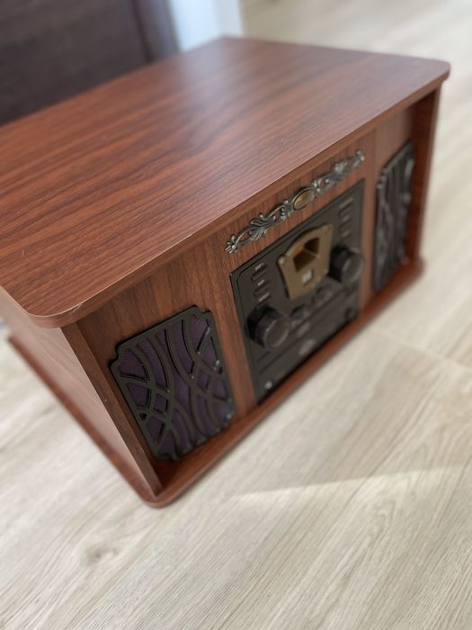 Radio retro z gramofonem , odtwarzaczem kaset magnetofonowych