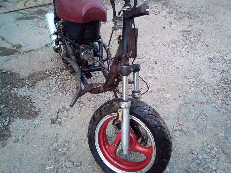 продам скутер Китайский в таком виде как на снимках всё что имеется