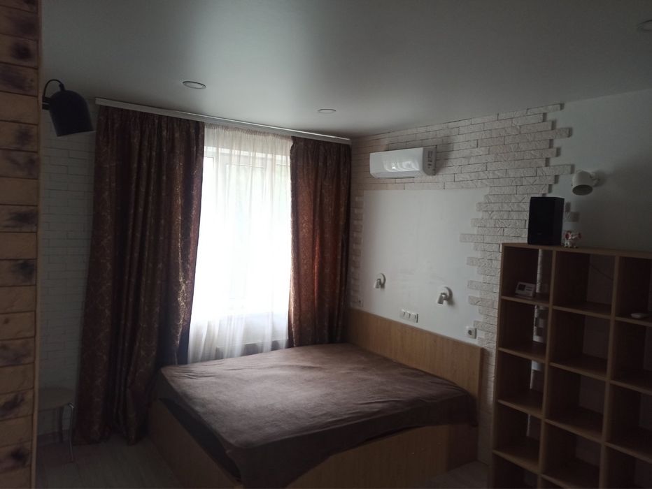 Однокімнатна з хорошим ремонтом, газове опалення, поруч парк Мама