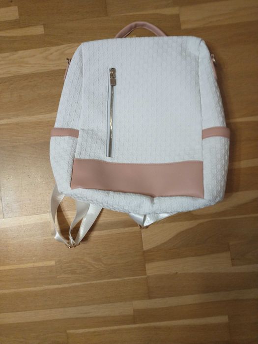 mały biały plecak