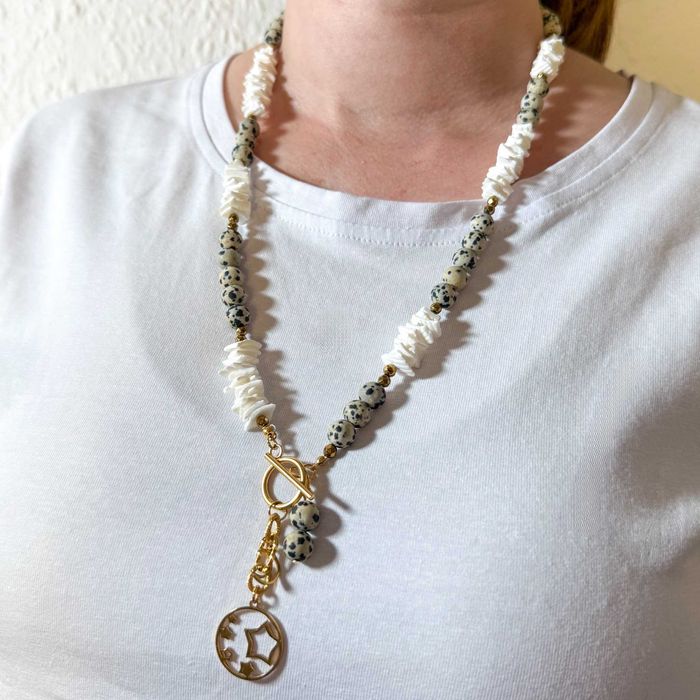 Naszyjnik z Kamienia Dalmatyńskiego i Muszli- rękodzieło